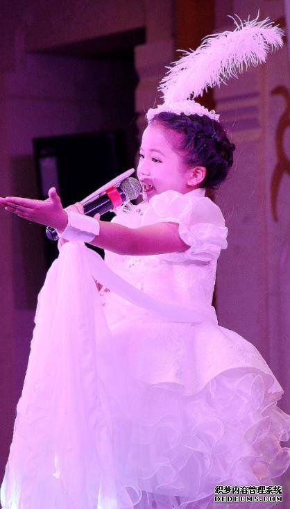 著名小童星郑紫焓献唱《大爱中国真情呼唤》颁